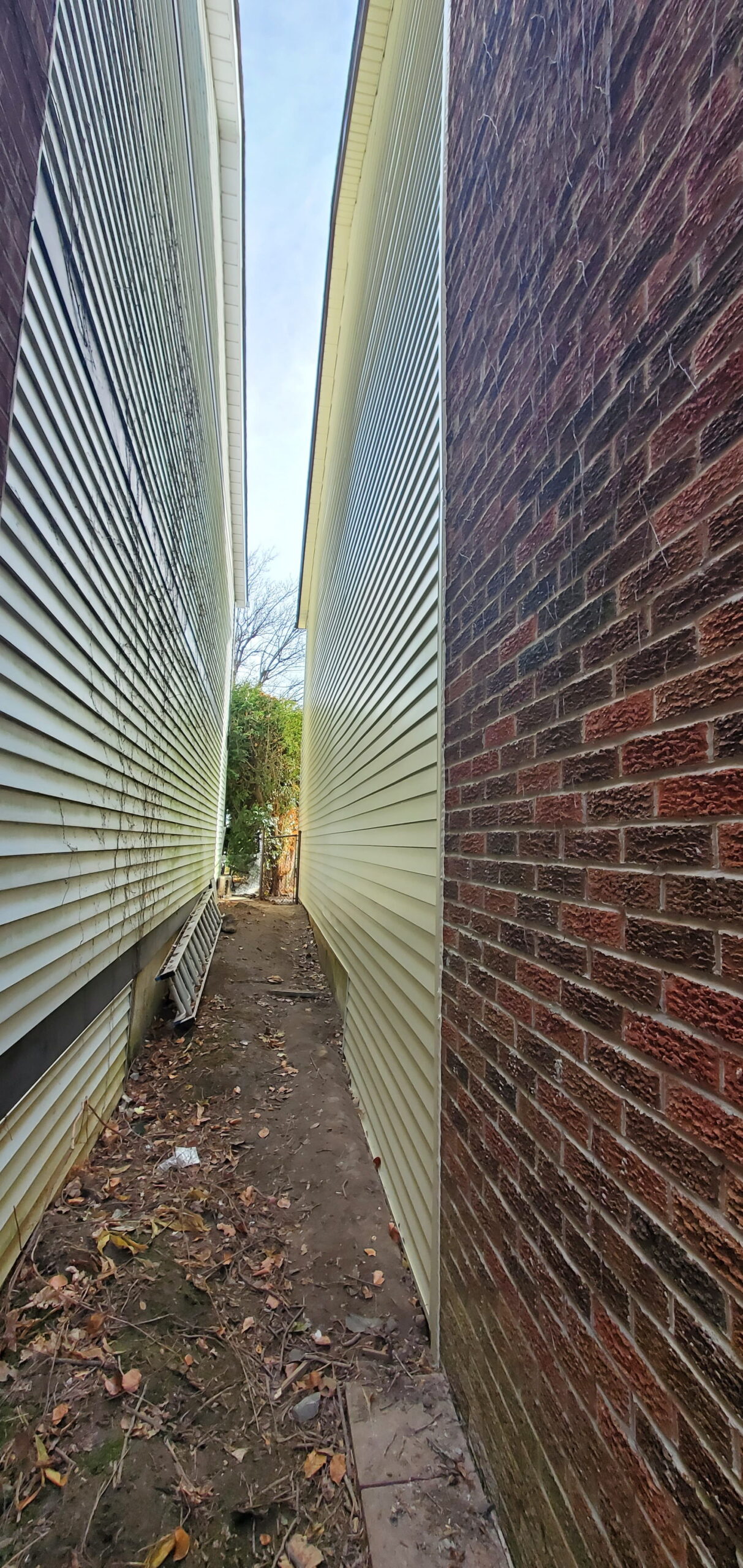 narrow side yard aluminum siding installation between homes