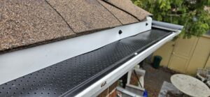 Properly installed drip edge preventing water from getting behind the gutter and fascia board.
